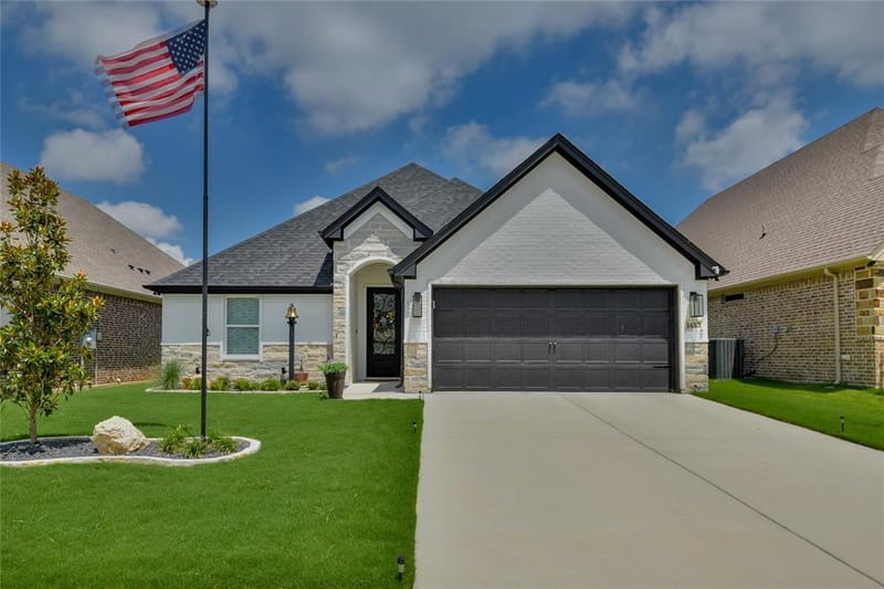 1453 Highland Park Circle, Granbury TX 76048