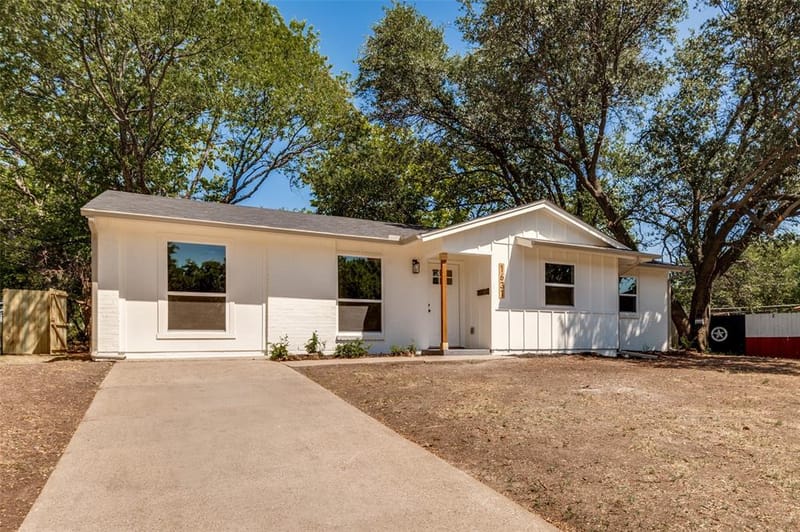 1631 Western Park Court, Dallas TX 75211 - Photo 2