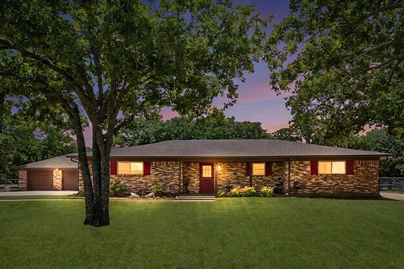 902 Greenbriar Drive, Joshua TX 76058
