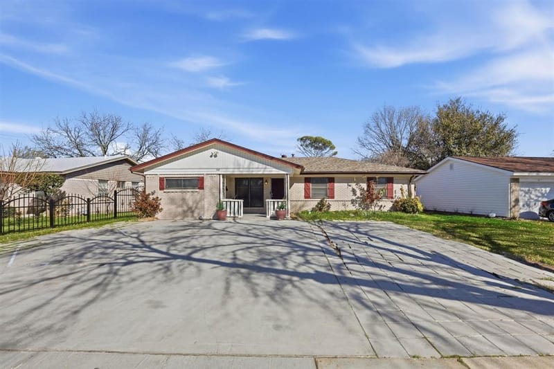 242 W Cober Drive, Grand Prairie TX 75051 - Photo 2