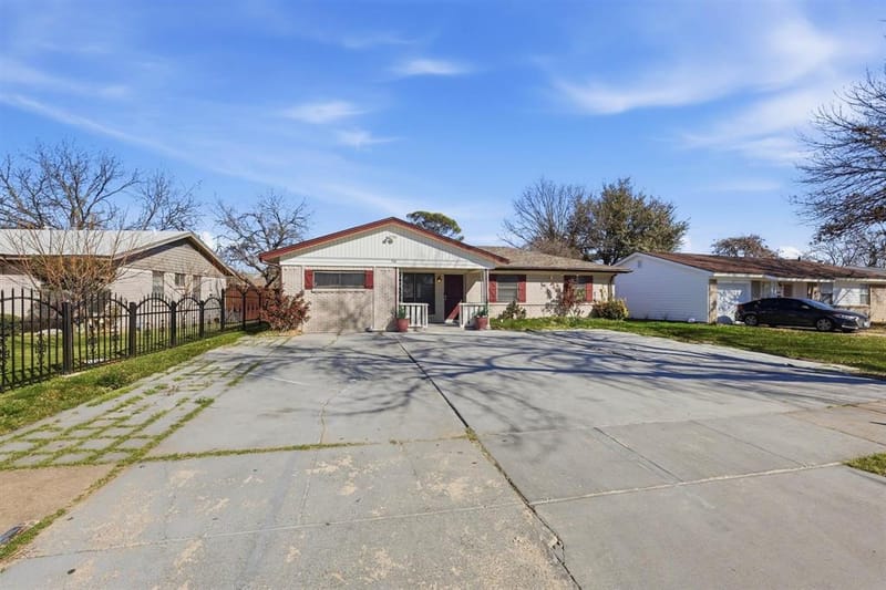 242 W Cober Drive, Grand Prairie TX 75051