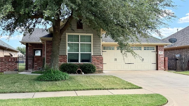 202 Captains Court, Granbury TX 76049 - Photo 2