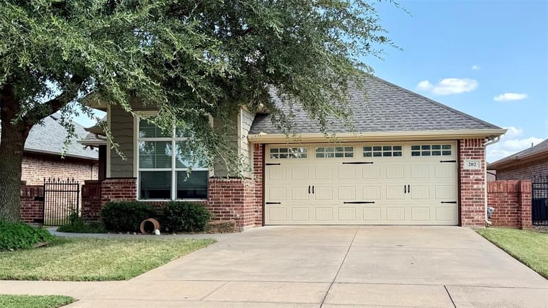 202 Captains Court, Granbury TX 76049