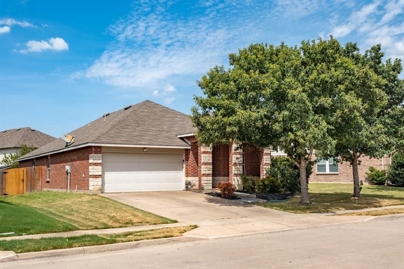 4605 Prairie Crossing Drive, Fort Worth TX 76244 - Photo 2