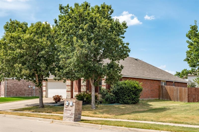 4605 Prairie Crossing Drive, Fort Worth TX 76244 - Photo 3