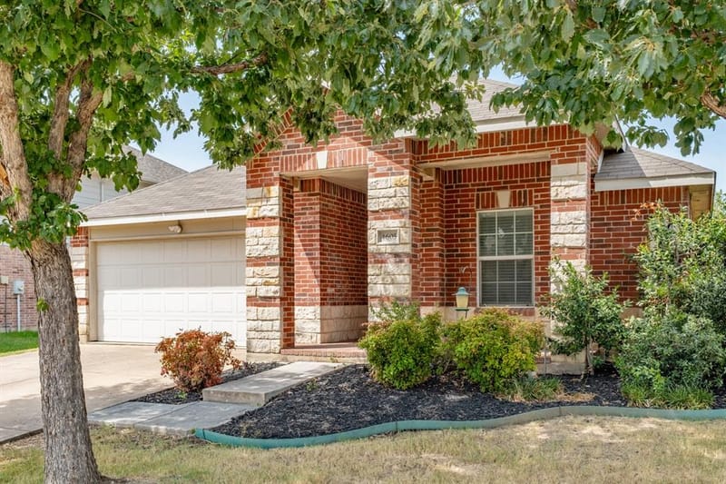 4605 Prairie Crossing Drive, Fort Worth TX 76244 - Photo 4