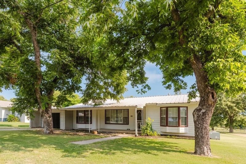 649 E Short Avenue, De Leon TX 76444 - Photo 2