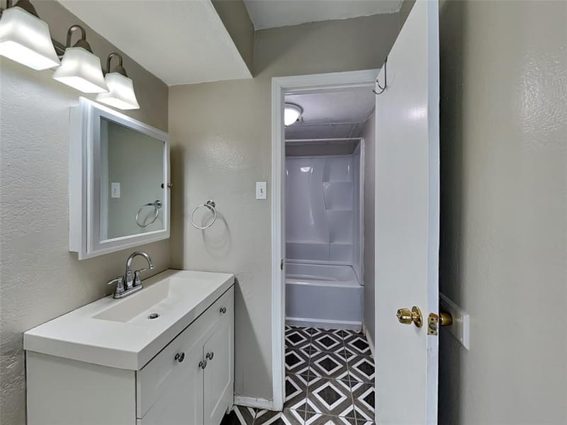 1621 Scottsdale Drive, Arlington TX 76018 - Photo 9
