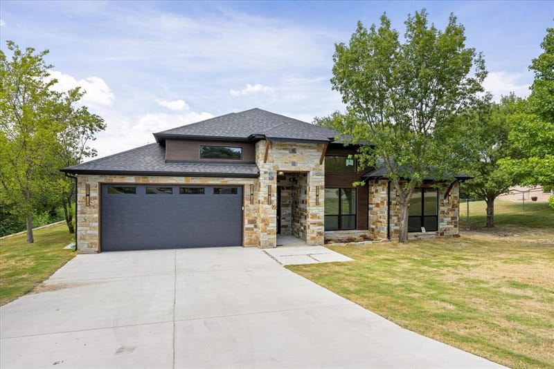 210 Knob Hill Drive, Granbury TX 76048 - Photo 2
