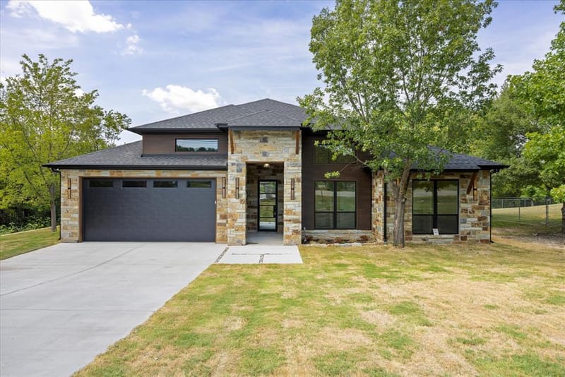 210 Knob Hill Drive, Granbury TX 76048