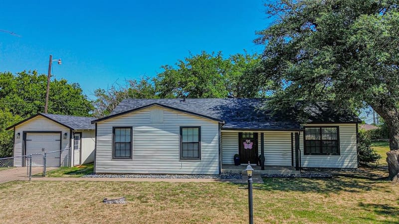 1813 Clear Lake Road, Weatherford TX 76086