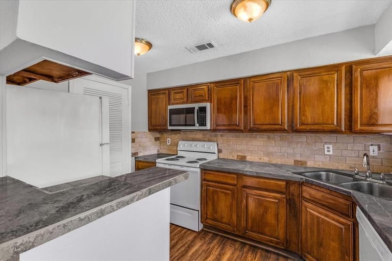 1908 Cloisters Drive # 511, Arlington TX 76011 - Photo 14