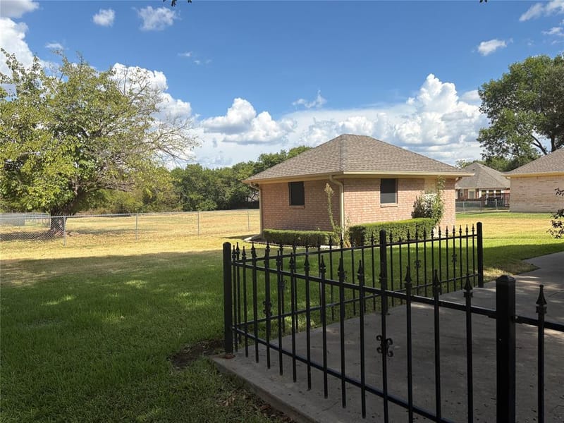 804 S PARIS Street, Ennis TX 75119 - Photo 3