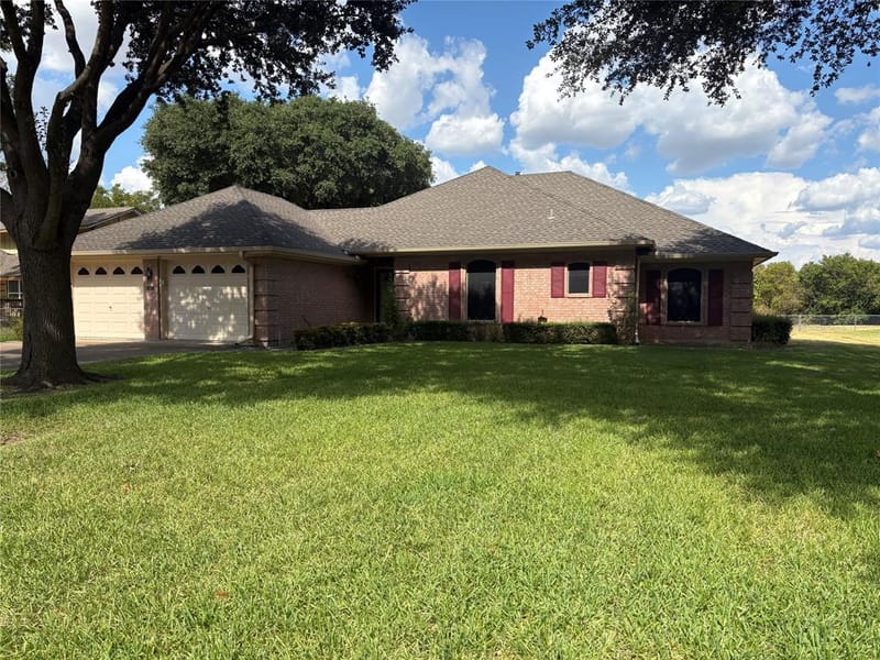 804 S PARIS Street, Ennis TX 75119