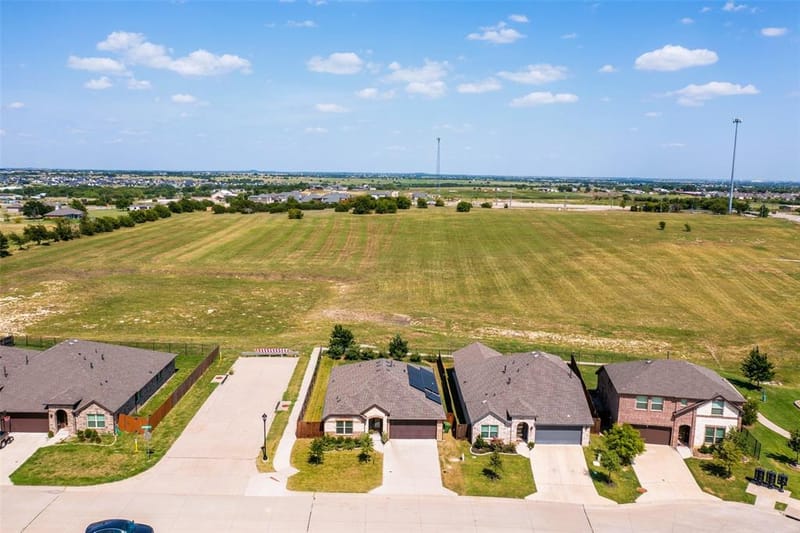 921 Amberwood Drive, Godley TX 76044 - Photo 2