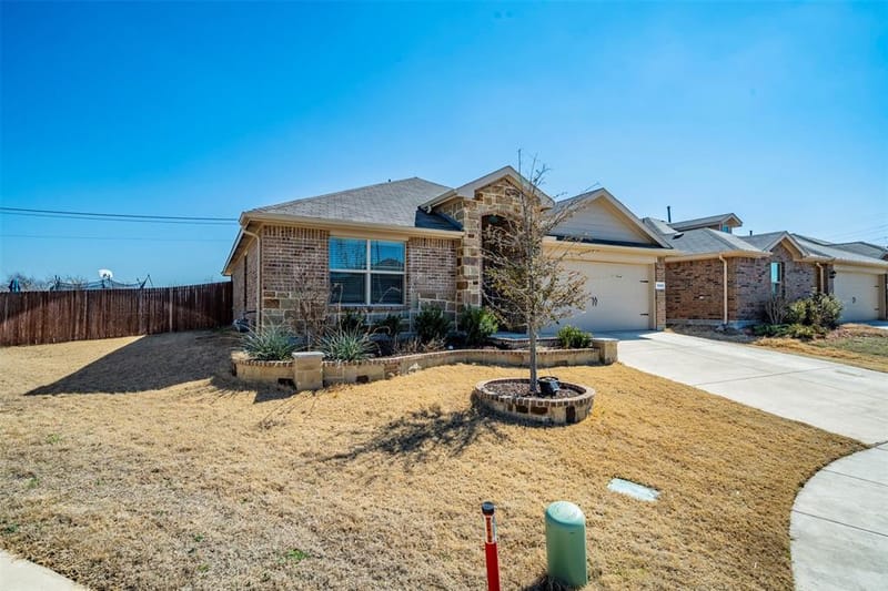 8028 Muddy Creek Drive, Fort Worth TX 76131 - Photo 2