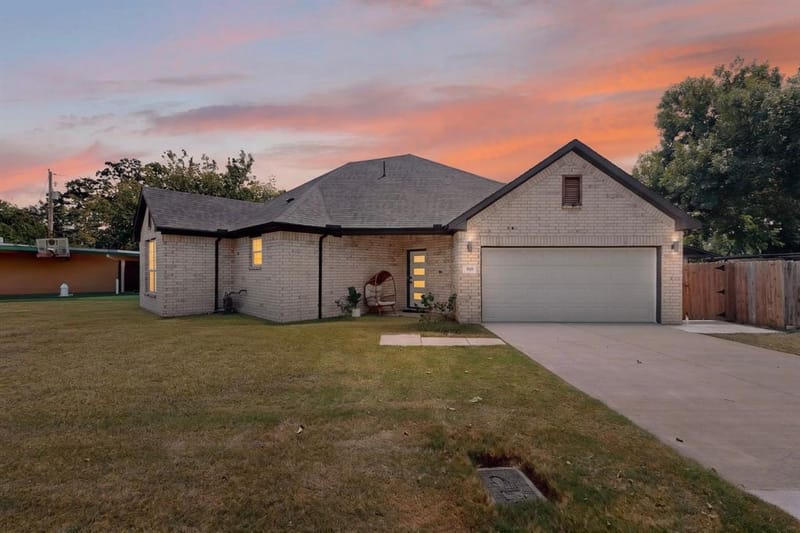 909 Marcellus Court, Arlington TX 76011