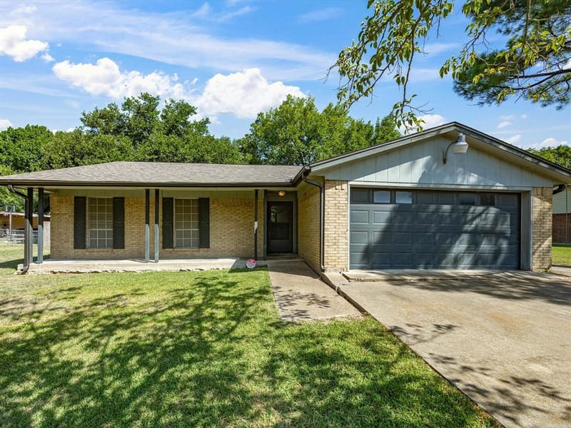 613 Cooper Street, Ennis TX 75119 - Photo 2