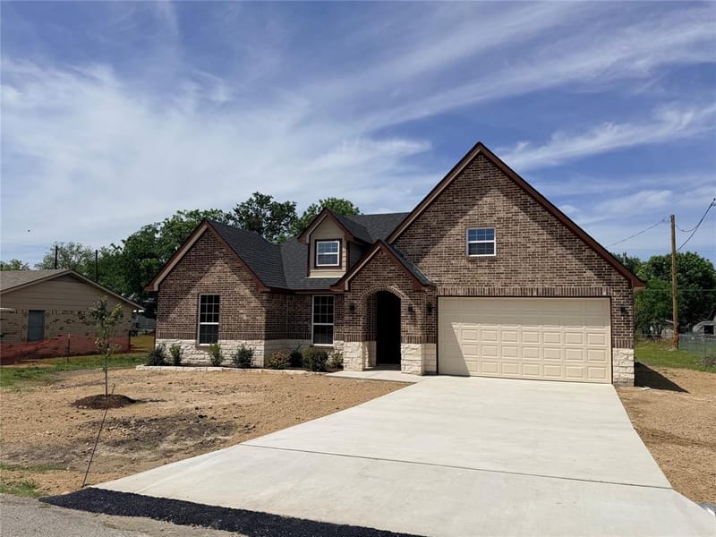 302 E Travis Street, Leonard TX 75452