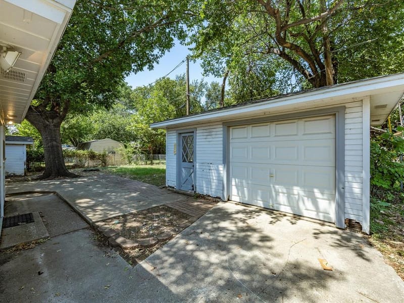 3323 William Brewster Drive, Irving TX 75062 - Photo 37