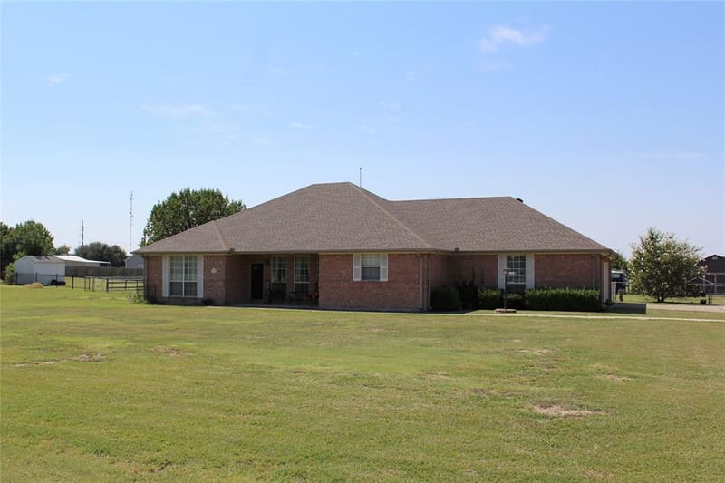 166 Meadowview Circle, Van Alstyne TX 75495 - Photo 2