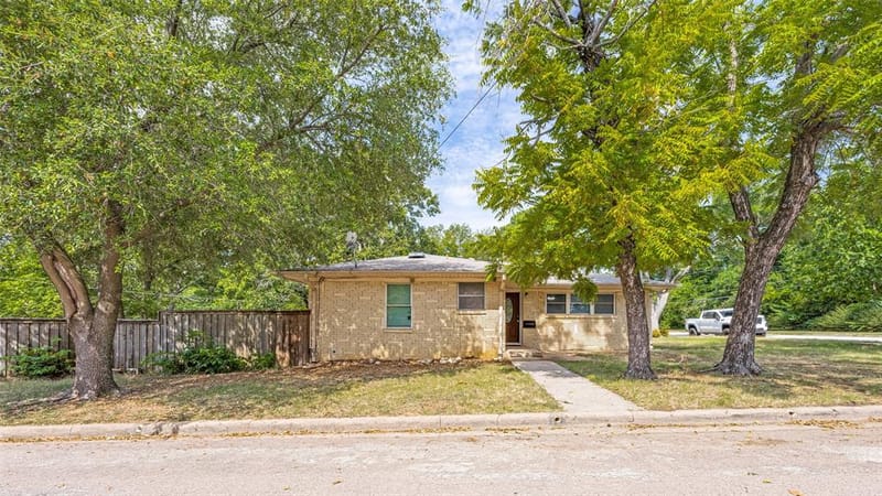 1600 W Hull Street, Denison TX 75020