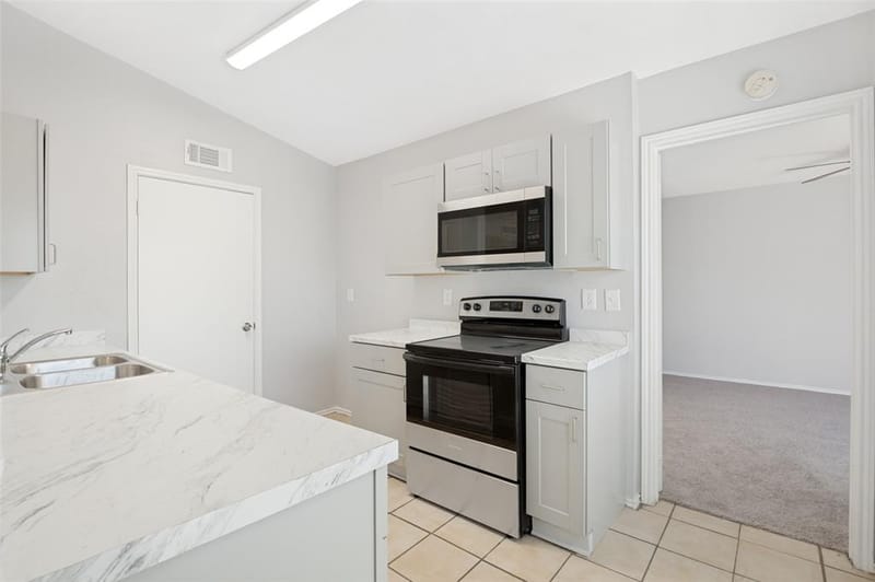3006 Oak Ridge Place, Grand Prairie TX 75052 - Photo 10