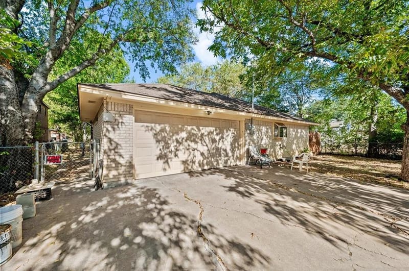 409 29th Street, Grand Prairie TX 75050 - Photo 2
