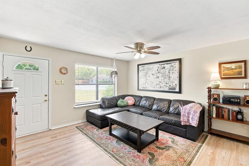 601 E Avenue F, Midlothian TX 76065 - Photo 2