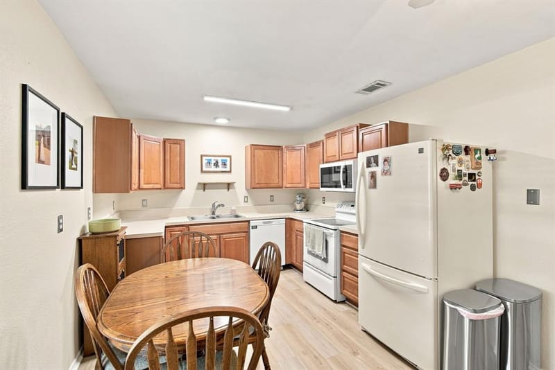601 E Avenue F, Midlothian TX 76065 - Photo 7