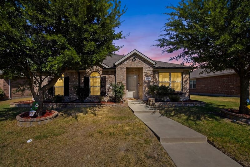 1612 Ambercrest Drive, Lancaster TX 75146 - Photo 10