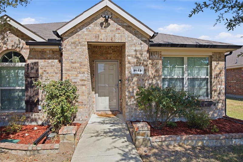 1612 Ambercrest Drive, Lancaster TX 75146 - Photo 8