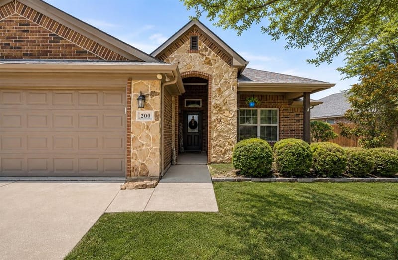200 Jacinth Lane, Granbury TX 76049 - Photo 2