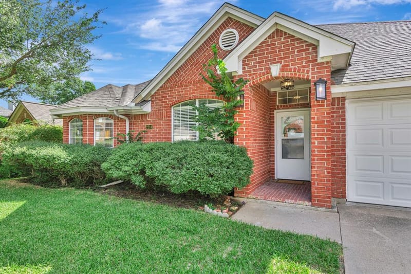 2214 New Mill Lane, Arlington TX 76012 - Photo 2