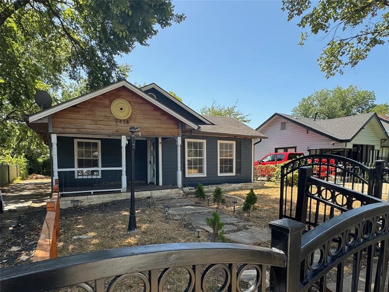 2414 Brandon Street, Dallas TX 75211 - Photo 2