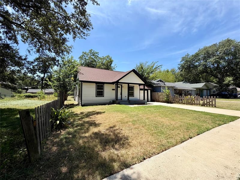 105 W Damon Street, Terrell TX 75160 - Photo 2