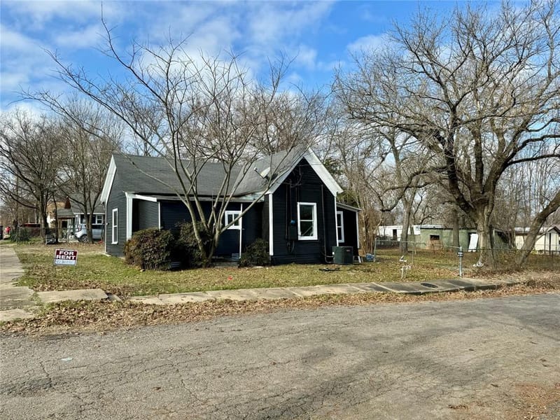 400 S 4th Street, Bonham TX 75418