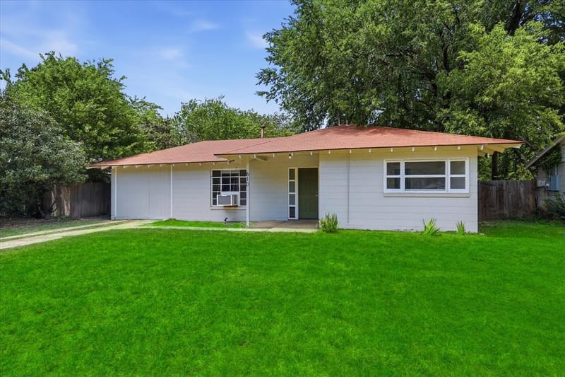 610 Crescent Street, Denton TX 76201 - Photo 2