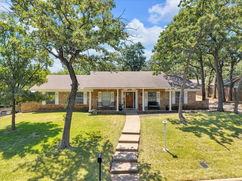 207 Walnut Way, Euless TX 76039