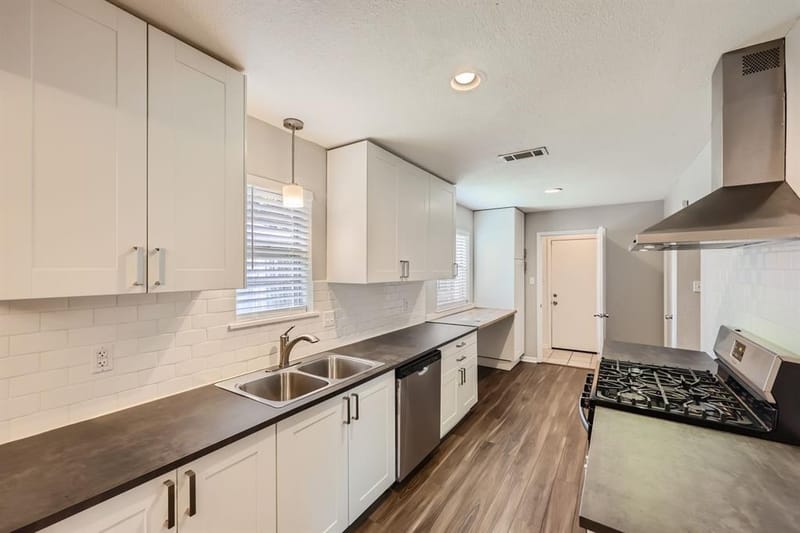 2309 Woodlawn Drive, Ennis TX 75119 - Photo 2