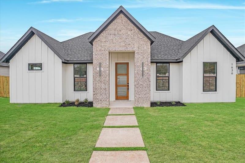 1636 W Wintergreen Road, Lancaster TX 75134 - Photo 2