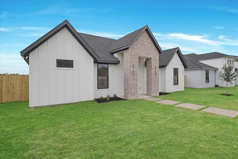 1636 W Wintergreen Road, Lancaster TX 75134 - Photo 3