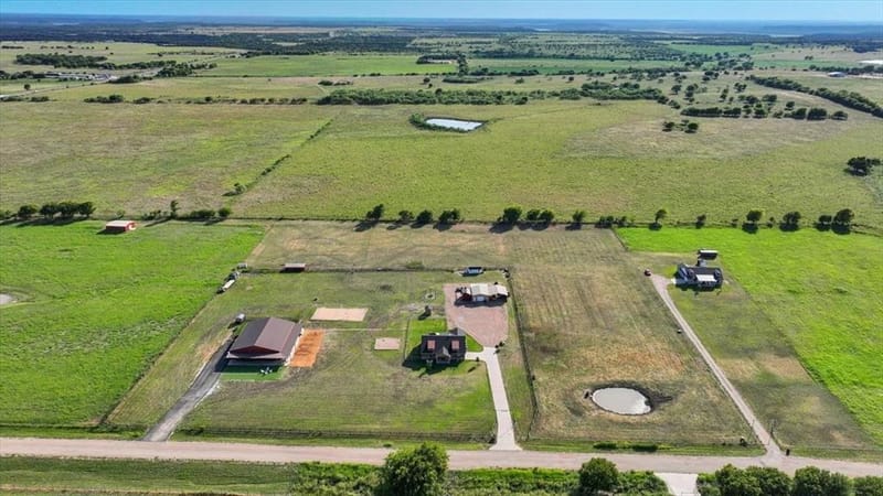 201 Private Road 107, Blum TX 76627