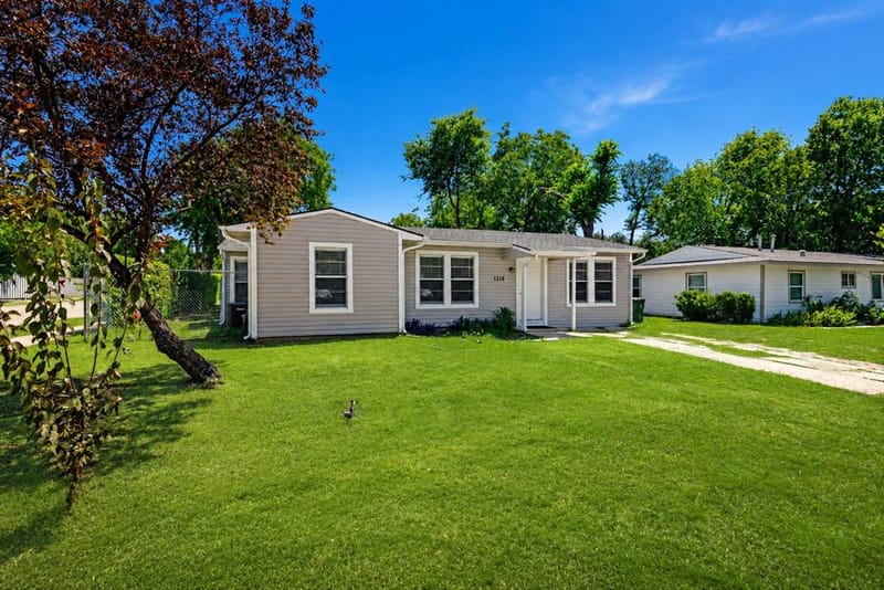 1318 Raines Street, Arlington TX 76010 - Photo 2
