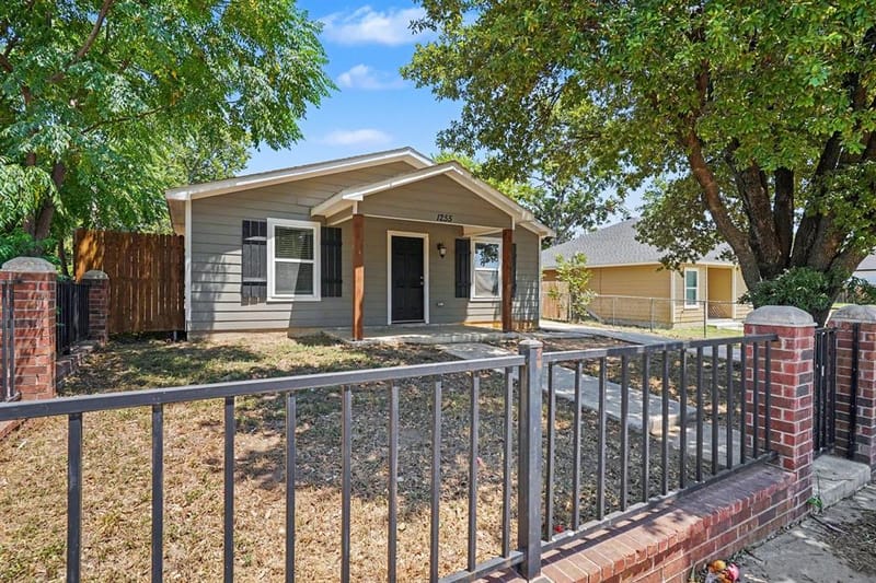 1255 E Davis Avenue, Fort Worth TX 76104 - Photo 2