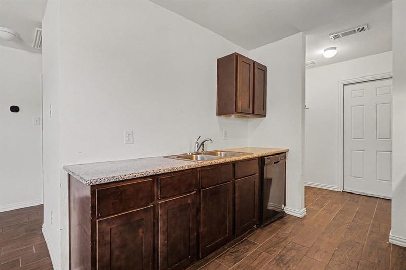 1255 E Davis Avenue, Fort Worth TX 76104 - Photo 9