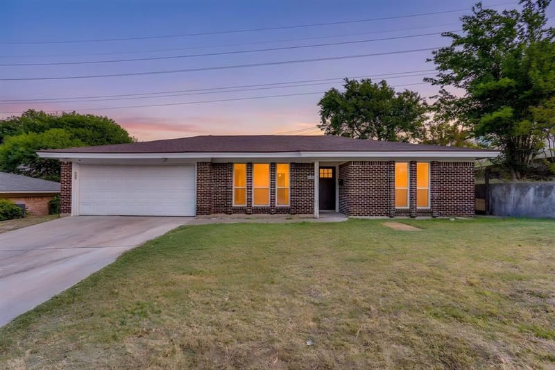 332 W Hallmark Drive, Fort Worth TX 76134
