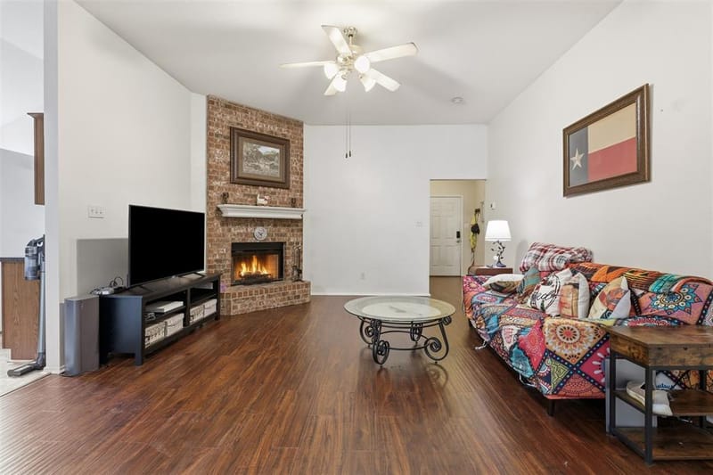 213 Sardius Boulevard, Granbury TX 76049 - Photo 5