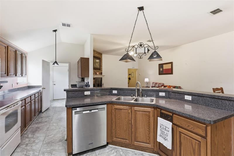 213 Sardius Boulevard, Granbury TX 76049 - Photo 10