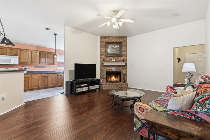 213 Sardius Boulevard, Granbury TX 76049 - Photo 8